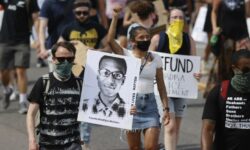 ΗΠΑ: Αθώοι δήλωσαν τρεις αστυνομικοί και δύο νοσηλευτές για τον θάνατο νεαρού Αφροαμερικανού μετά τη βίαιη σύλληψή του