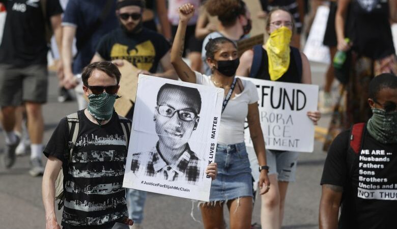 ΗΠΑ: Αθώοι δήλωσαν τρεις αστυνομικοί και δύο νοσηλευτές για τον θάνατο νεαρού Αφροαμερικανού μετά τη βίαιη σύλληψή του