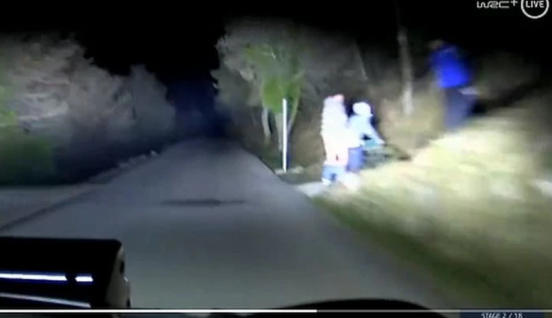 Ράλι Μόντε Κάρλο: Βίντεο από Έλληνα οδηγό κατέγραψε ζευγάρι να ερωτοτροπεί στην άκρη του δρόμου