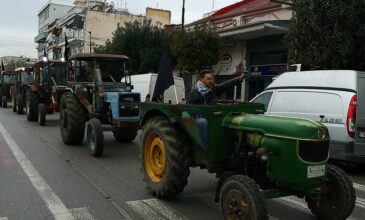 Τρίκαλα: Συλλαλητήριο με τα τρακτέρ στην Περιφέρεια πραγματοποίησαν οι αγρότες