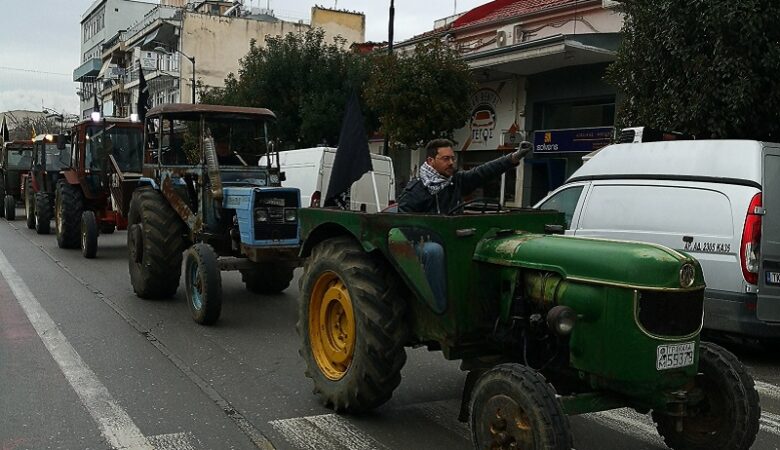 Τρίκαλα: Συλλαλητήριο με τα τρακτέρ στην Περιφέρεια πραγματοποίησαν οι αγρότες