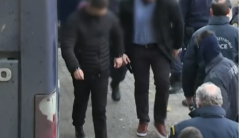 Δολοφονία Άλκη: Οπαδοί του ΠΑΟΚ φώναξαν συνθήματα έξω από τις φυλακές Διαβατών υπέρ των κατηγορουμένων
