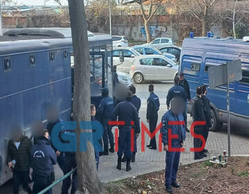 Δολοφονία Άλκη Καμπανού: Στα δικαστήρια οι 12 κατηγορούμενοι – Συνεχίζεται η δίκη