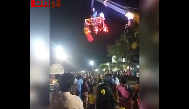 Ινδία: Γερανός καταπλάκωσε προσκυνητές έξω από ναό με τέσσερις νεκρούς και έξι τραυματίες – Βίντεο σοκ