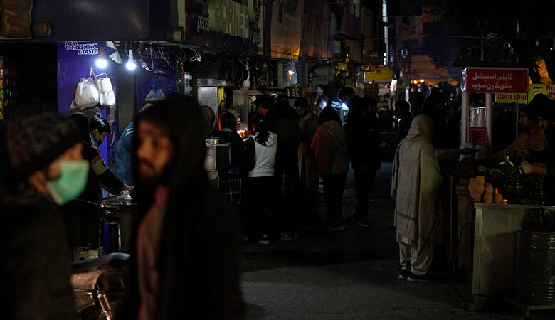 Πακιστάν: Τεράστιο μπλακάουτ βύθισε στο σκοτάδι επί ώρες μεγάλο μέρος της χώρας