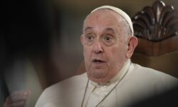 Σάλος με την προσβλητική λέξη που χρησιμοποίησε ο Πάπας Φραγκίσκος για τους ομοφυλόφιλους