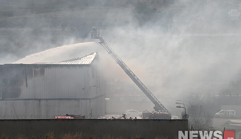 Ασπρόπυργος: Υπό έλεγχο η πυρκαγιά σε χώρο εργοστασίου στη Νέα Ζωή – Καλύτερη η εικόνα στα Νεόκτιστα