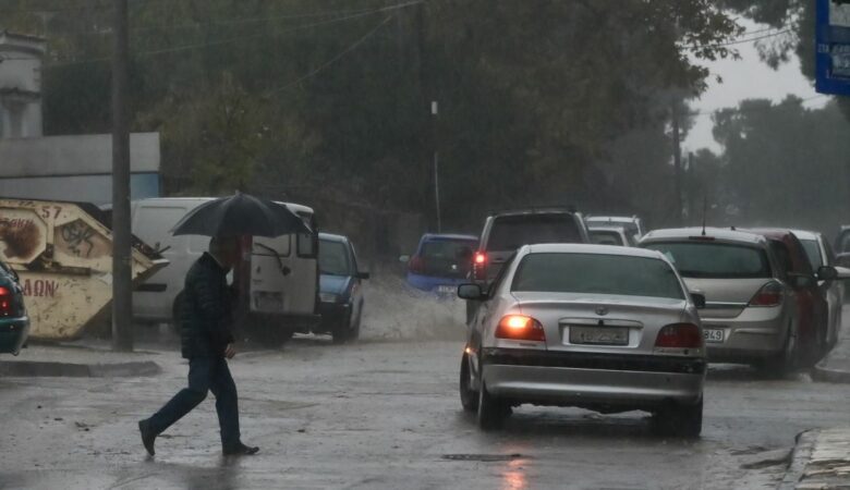 Σε κλοιό κακοκαιρίας η χώρα με καταιγίδες και χιόνια – Κλειστά σχολεία, πού υπάρχουν προβλήματα