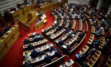 Βουλή: Με συντριπτική πλειοψηφία εγκρίθηκαν τα μέτρα στήριξης για το δυστύχημα των Τεμπών