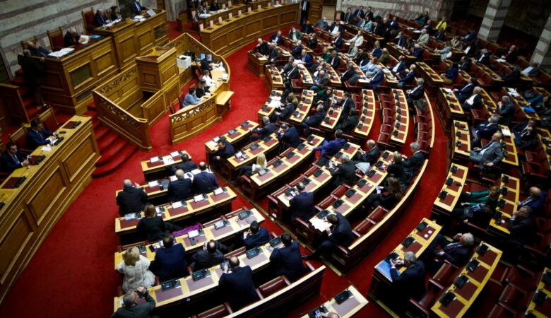 Βουλή: Η πρώτη αντιπαράθεση για τα αίτια του δυστυχήματος στα Τέμπη και τις ευθύνες