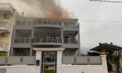 Καλαμάτα – Κακοκαιρία: Μεγάλη φωτιά από κεραυνό που χτύπησε τριώροφο σπίτι