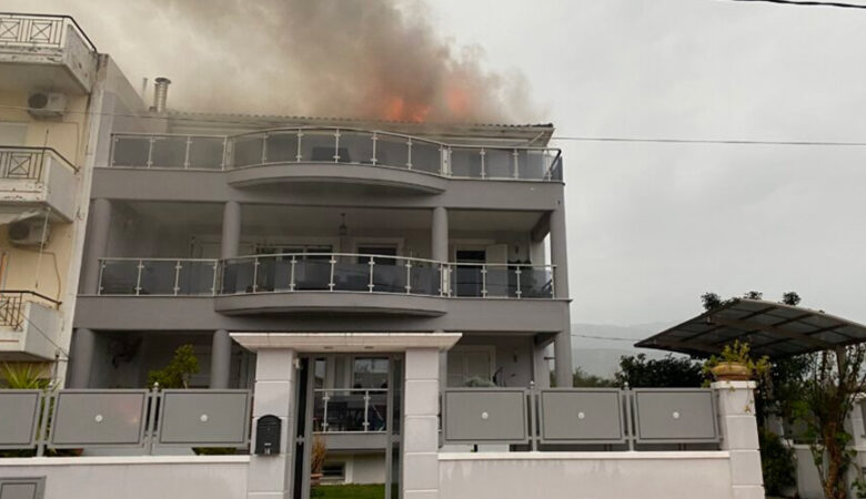 Καλαμάτα – Κακοκαιρία: Μεγάλη φωτιά από κεραυνό που χτύπησε τριώροφο σπίτι