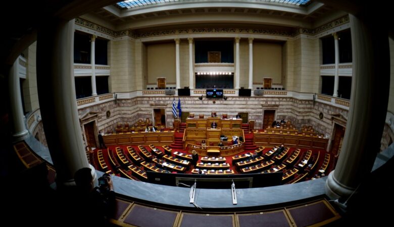 Τέμπη: Στη Βουλή η σύγκρουση κυβέρνησης – αντιπολίτευσης για την αναζήτηση αιτιών και ευθυνών