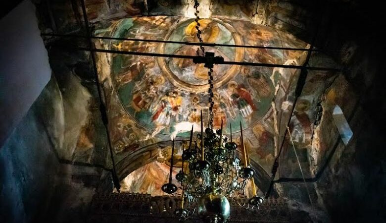 Η ιστορική Μονή «ριζωμένη» σε βράχο στο Μιτσικέλι: Η καταστροφή, το μαρτύριο των μοναχών και η αναγέννηση