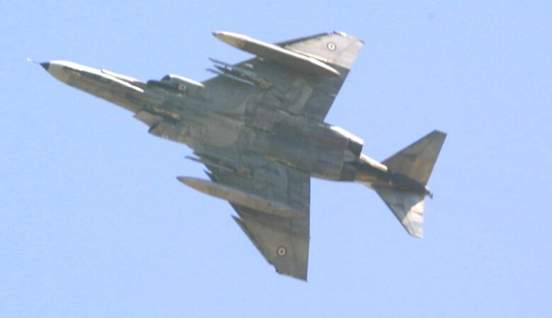 Πτώση F-4 νότια της Ανδραβίδας: Βρέθηκαν τα πρώτα συντρίμμια του αεροσκάφους – Αγωνία για την τύχη των πιλότων