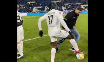 Γερμανία: Παίκτης την Γκλάντμπαχ ντρίμπλαρε… οπαδό που μπήκε στο γήπεδο για να του πάρει τη μπάλα