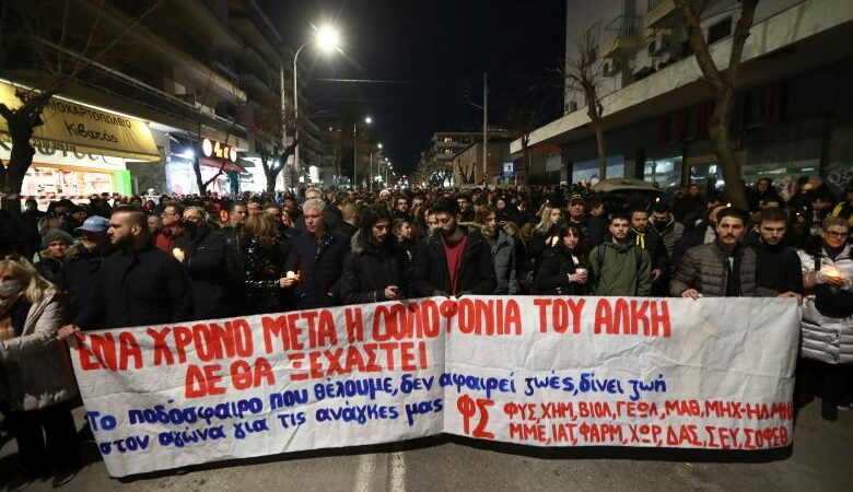 Άλκης Καμπανός: Σιωπηρή πορεία μνήμης στη «Χαριλάου» από χιλιάδες κόσμο – Δείτε βίντεο και εικόνες