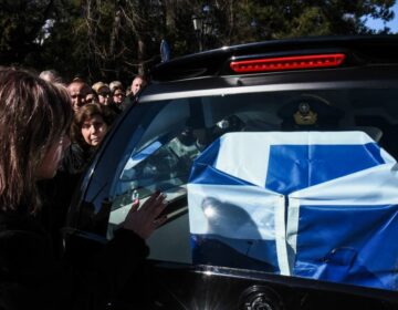 Κηδεία Μάριου Τουρούτσικα: Οι συγκλονιστικοί επικήδειοι των γονιών του – «Είσαι ψηλά αγόρι μου»