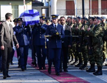 Πτώση F-4 στην Ανδραβίδα: Βουβός πόνος στην κηδεία του Μάριου Μιχαήλ Τουρούτσικα – Δείτε εικόνες