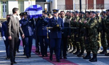 Πτώση F-4 στην Ανδραβίδα: Βουβός πόνος στην κηδεία του Μάριου Μιχαήλ Τουρούτσικα – Δείτε εικόνες