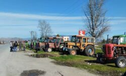 Λάρισα: Το πρώτο μπλόκο των αγροτών του Πλατύκαμπου με τρακτέρ στην παλαιά εθνική οδό