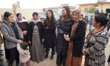Η Αντζελίνα Τζολί κοντά στο επιζώντες της γενοκτονίας των Γιαζίντι από το Ισλαμικό Κράτος