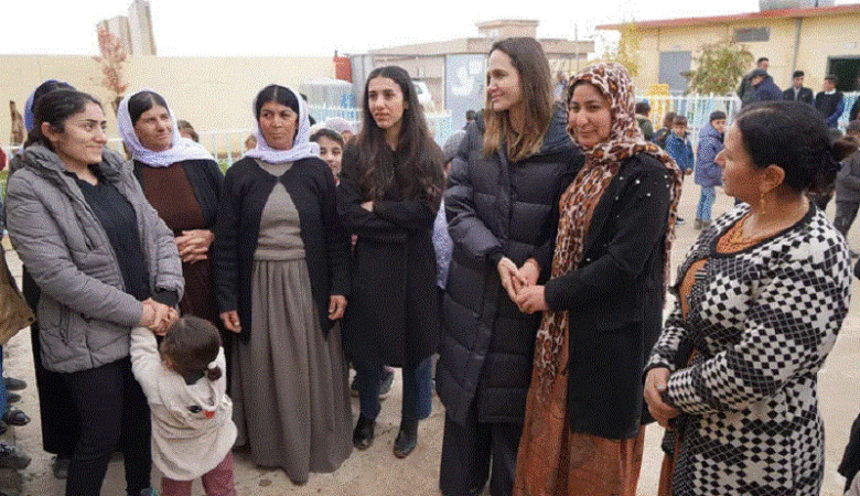 Η Αντζελίνα Τζολί κοντά στο επιζώντες της γενοκτονίας των Γιαζίντι από το Ισλαμικό Κράτος