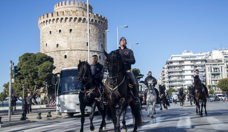 Θεσσαλονίκη: Αέρα υπαίθρου έφεραν στο κέντρο της πόλης 30 άλογα διαφόρων φυλών