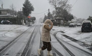 Σε εξέλιξη η επέλαση του χιονιά – Πότε θα πλήξει την Αττική – Τι συμβαίνει στους δρόμους της χώρας