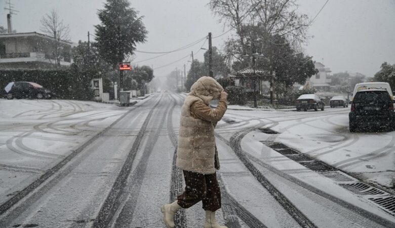 Έκτακτο δελτίο επιδείνωσης του καιρού εξέδωσε η ΕΜΥ – Αισθητή πτώση της θερμοκρασίας και χιονοπτώσεις