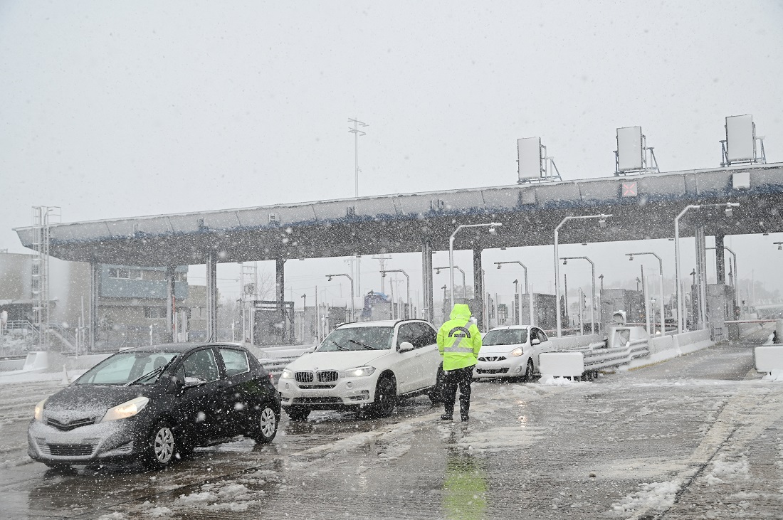 Κακοκαιρία Avgi: Χιονίζει στα ορεινά Εύβοιας και Βοιωτίας – Πού είναι απαραίτητα τα αντιολισθητικά μέσα