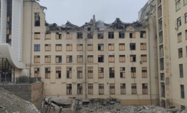 Ουκρανία: Ρωσικός πύραυλος έπληξε κτίριο κατοικιών στο Χάρκοβο