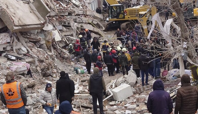Φονικός σεισμός σε Τουρκία-Συρία: Μέσα στο κρύο και τη βροχή διασώστες και κάτοικοι αναζητούν επιζώντες