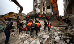 Βιβλική καταστροφή από τον σεισμό 7,8 Ρίχτερ: Τους 1.500 φτάνουν οι νεκροί σε Τουρκία και Συρία – Χάος από τους μεγάλους μετασεισμούς