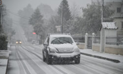 Πώς να απομακρύνουμε χωρίς πρόβλημα τον πάγο από τα τζάμια του αυτοκινήτου μας
