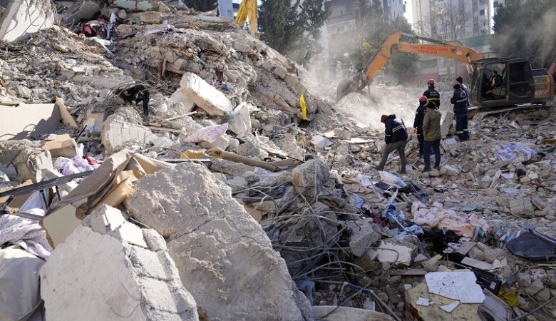 Βιβλική καταστροφή στην Τουρκία: «Τα κτήρια είναι πεσμένα χαρτόκουτα, το ένα πάνω στο άλλο»