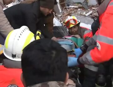 Τουρκία: «Μάχη» των Ελλήνων για ανάσυρση γυναίκας – Χωρίς τις αισθήσεις του το παιδάκι που πίστευαν ότι ήταν ζωντανό