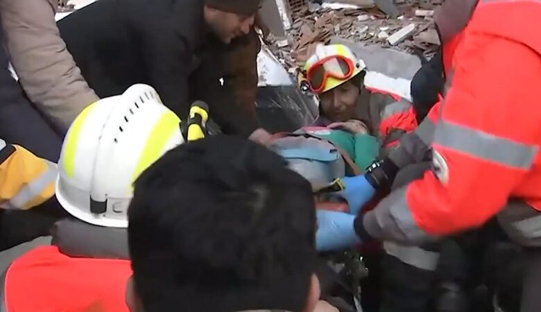 Φονικός σεισμός σε Τουρκία και Συρία: Η ΕΜΑΚ ανέσυρε ζωντανή μία 6χρονη – Περίπου 13,5 εκατ. άνθρωποι έχουν πληγεί