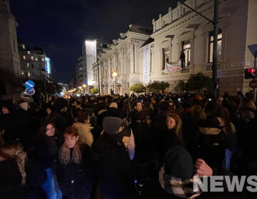 Συγκέντρωση διαμαρτυρίας καλλιτεχνών και σπουδαστών μπροστά από το Εθνικό Θέατρο – Δείτε εικόνες του News