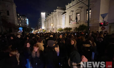 Συγκέντρωση διαμαρτυρίας καλλιτεχνών και σπουδαστών μπροστά από το Εθνικό Θέατρο – Δείτε εικόνες του News