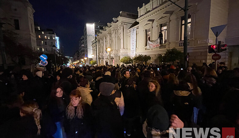 Συγκέντρωση διαμαρτυρίας καλλιτεχνών και σπουδαστών μπροστά από το Εθνικό Θέατρο – Δείτε εικόνες του News