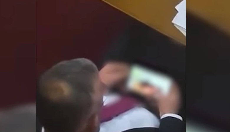 Σερβία: Δείτε το βίντεο με βουλευτή να κοιτάζει πορνό στο Κοινοβούλιο και τον ωθεί σε παραίτηση