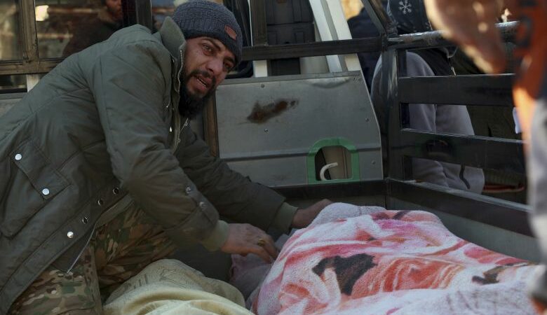 Φονικός σεισμός στην Συρία: Στο Χαλέπι θάβουν τους νεκρούς τους και προσεύχονται για τους ζωντανούς