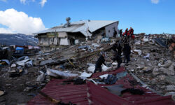 Τουρκία: Ρώσοι και Ουκρανοί στην Αττάλεια συνδράμουν μαζί στη βοήθεια θυμάτων των καταστροφικών σεισμών