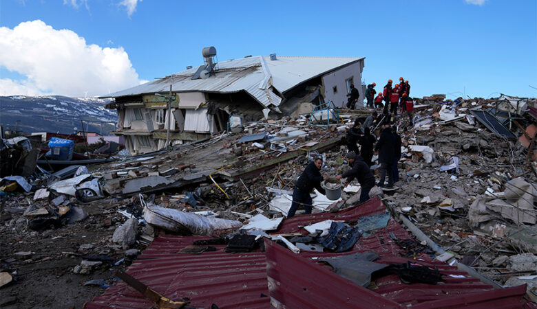 Τουρκία: Ρώσοι και Ουκρανοί στην Αττάλεια συνδράμουν μαζί στη βοήθεια θυμάτων των καταστροφικών σεισμών