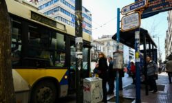 Τροχαίο με λεωφορείο στο κέντρο της Αθήνας: Στο νοσοκομείο προληπτικά οι 12 τραυματίες