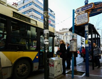 Τροχαίο με λεωφορείο στο κέντρο της Αθήνας: Στο νοσοκομείο προληπτικά οι 12 τραυματίες