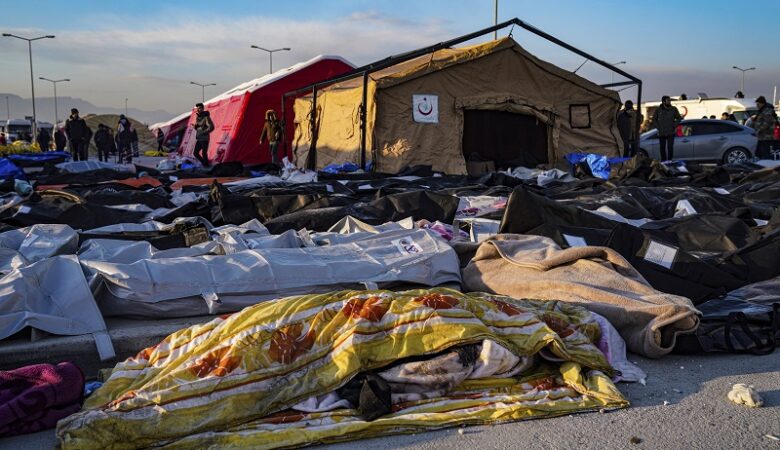 Φονικός σεισμός στην Τουρκία: Εικόνες σοκ με εκατοντάδες εκτεθειμένα πτώματα σε γήπεδα και χώρους στάθμευσης