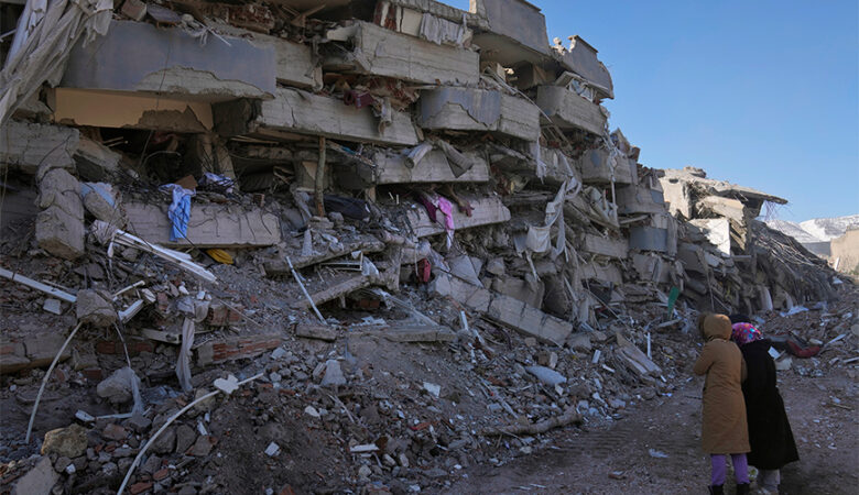 Βιβλική καταστροφή σε Τουρκία και Συρία: Ψάχνουν «θαύματα» στη σκιά 16.000 νεκρών – Συνεχείς μετασεισμοί