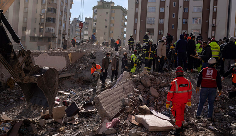 Βιβλική καταστροφή σε Τουρκία και Συρία: «Τα κτίρια τινάχτηκαν στον αέρα σαν να τους έβαλαν δυναμίτες»